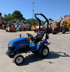 Tracteur compact New Holland Boomer 25 C vu de profi