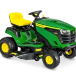John Deere X107 Aufsitzrasenmäher auf großem Rasen