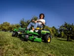 John Deere Z370R – Leiser Elektro-Zero-Turn-Mäher mit 107 cm Accel Deep™ und 8.000 m² Reichweite – Bild 4