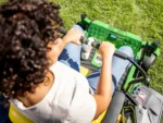 John Deere Z370R – Leiser Elektro-Zero-Turn-Mäher mit 107 cm Accel Deep™ und 8.000 m² Reichweite – Bild 3