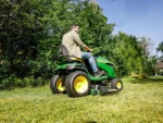 Aufsitzrasenmäher John Deere X127 – 107 cm, Hydrostat-Getriebe, 12,36 kW V-Zweizylindermotor – Bild 4