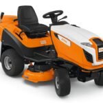 STIHL RT 5097 Rasentraktor Vorderansicht auf Rasen