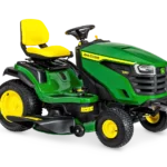 John Deere X167 Aufsitzrasenmäher auf großem Rasen