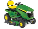 John Deere X350 Aufsitzrasenmäher auf großer Grünfläche