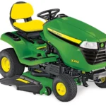 John Deere X350 Aufsitzrasenmäher auf großer Grünfläche