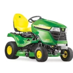 John Deere X370 Aufsitzmäher auf gepflegtem Rasen frontal