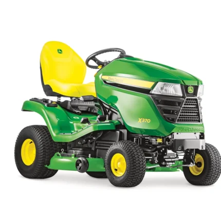 John Deere X370 Aufsitzmäher auf gepflegtem Rasen frontal