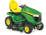 John Deere X380 Aufsitzrasenmäher beim Mähen einer großen Rasenfläche