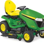 John Deere X380 Aufsitzrasenmäher beim Mähen einer großen Rasenfläche