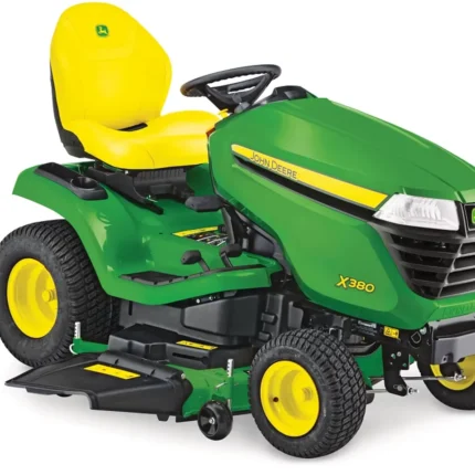 John Deere X380 Aufsitzrasenmäher beim Mähen einer großen Rasenfläche
