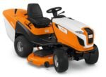 STIHL RT 6127 ZL Rasentraktor auf großer Rasenfläche
