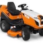 STIHL RT 6127 ZL Rasentraktor auf großer Rasenfläche