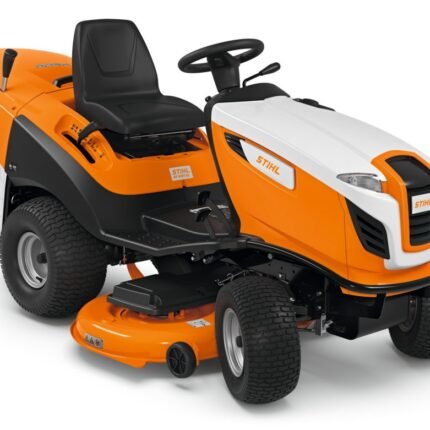 STIHL RT 6127 ZL Rasentraktor auf großer Rasenfläche