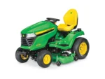 John Deere X584 Aufsitzmäher beim Mähen großer Rasenfläche