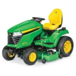 John Deere X584 Aufsitzmäher beim Mähen großer Rasenfläche