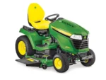 John Deere X590 Aufsitzrasenmäher auf großem Gelände im Einsatz