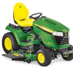 John Deere X590 Aufsitzrasenmäher auf großem Gelände im Einsatz