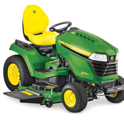 John Deere X590 Aufsitzrasenmäher auf großem Gelände im Einsatz
