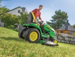 Professioneller Aufsitzrasenmäher John Deere X590 – EFI-Motor, 122–137 cm Schnittbreite, hydrostatisches K72-Getriebe – Bild 4