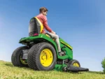 Professioneller Aufsitzrasenmäher John Deere X590 – EFI-Motor, 122–137 cm Schnittbreite, hydrostatisches K72-Getriebe – Bild 2