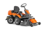 Husqvarna R 214Ts Aufsitzmäher beim Mähen einer großen Grünfläche