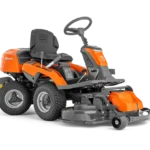 Husqvarna R 214Ts Aufsitzmäher beim Mähen einer großen Grünfläche