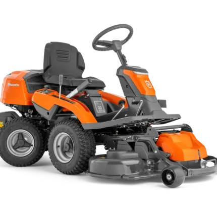 Husqvarna R 214Ts Aufsitzmäher beim Mähen einer großen Grünfläche