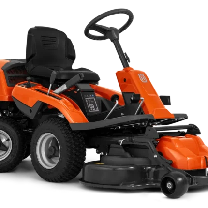 Husqvarna R214TC beim Mähen großer Rasenflächen