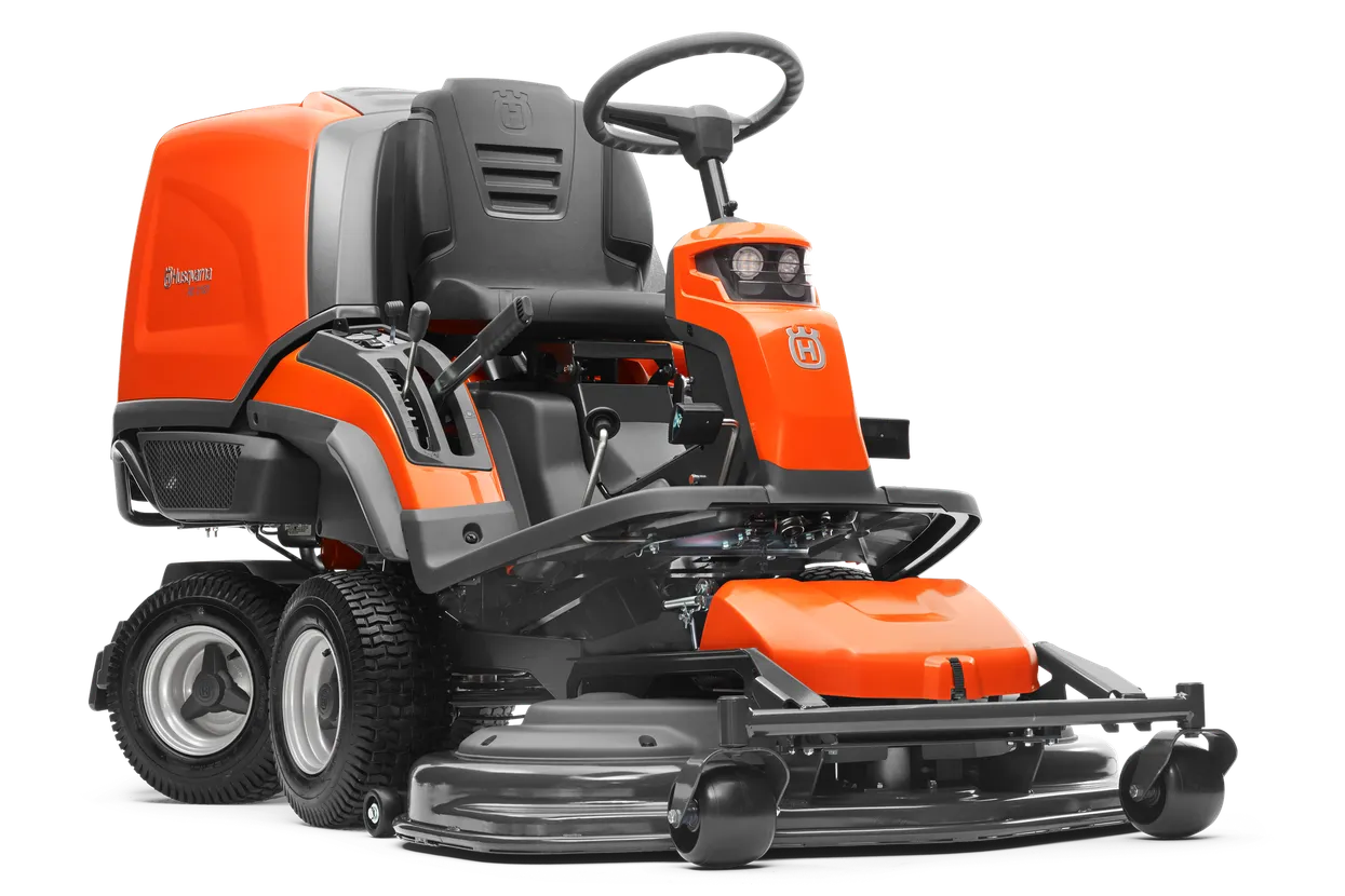 Husqvarna RC 318T Aufsitzmäher beim Mähen großer Flächen Husqvarna RC 318T Aufsitzmäher beim Mähen großer Flächen