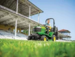 Diesel-Gartentraktor X950R mit Heckauswurf und 137 cm Mähdeck – John Deere – Bild 4