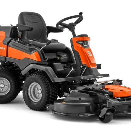 Husqvarna R420TsX AWD im Einsatz auf hügeligem Gelände
