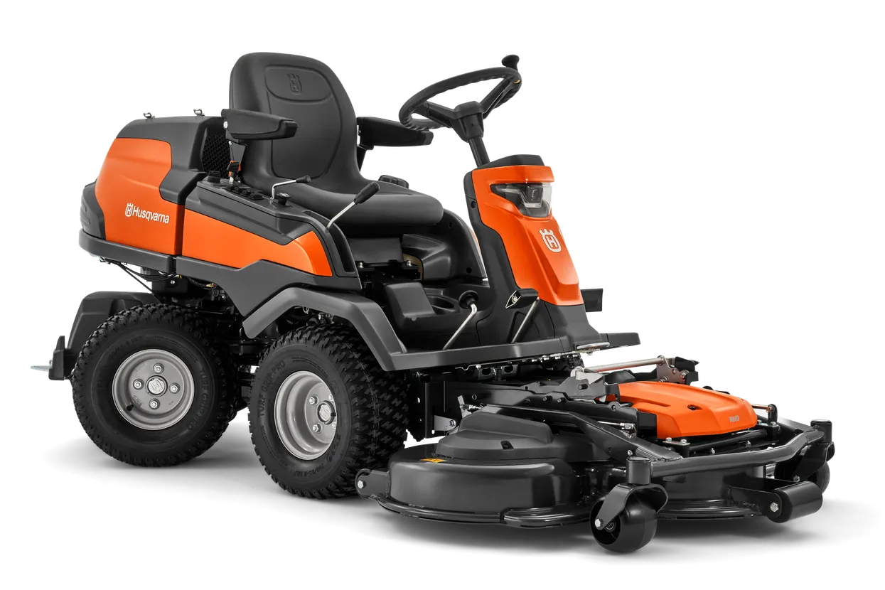 Husqvarna R420TsX AWD im Einsatz auf hügeligem Gelände Husqvarna R420TsX AWD im Einsatz auf hügeligem Gelände